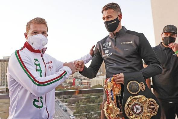 Fotografía cedida por Matchroom donde aparecen el boxeador mexicano Saúl 'Canelo' Álvarez y el británico Callum Smith, mientras se saludaban el pasado martes en el Grand Hyatt de San Antonio, Texas (EE.UU.).