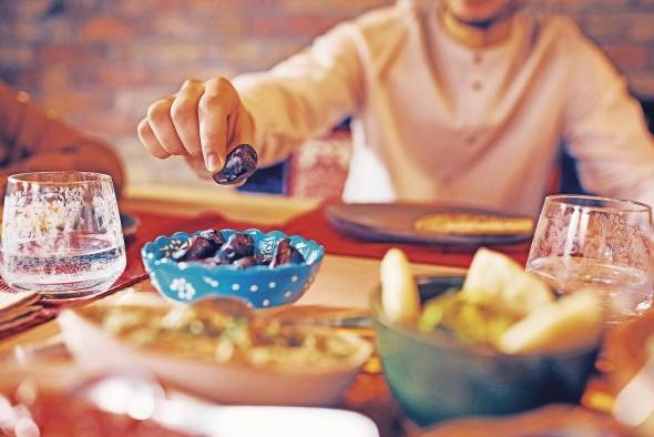 A las 6:30 se sirve la cena para realizar el 'iftar', mejor conocido como el momento en que se rompe el ayuno.