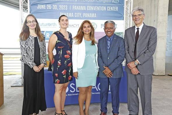 Dra. Veera Mitzner, Dra. Nicole Arbour, Lic. Anabella Vásquez, Dr. Eduardo Ortega Barría y Dr. Marcos Regis da Silva