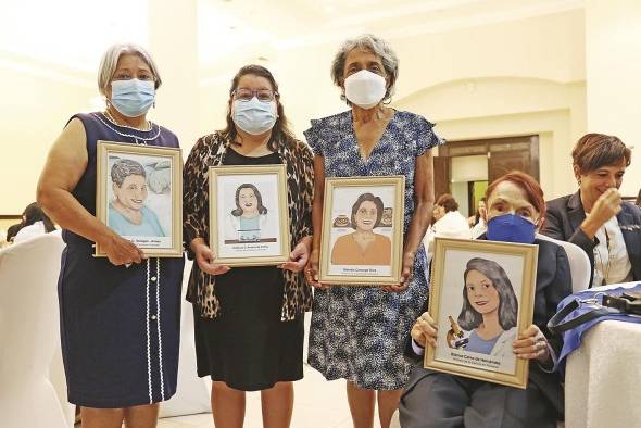 La Dra. Miryam Venegas, Mgtr. Hildaura Acosta, Mgtr. Marcela Camargo y la Dra. Blanca Calvo de Hernández fueron reconocidas durante el evento.