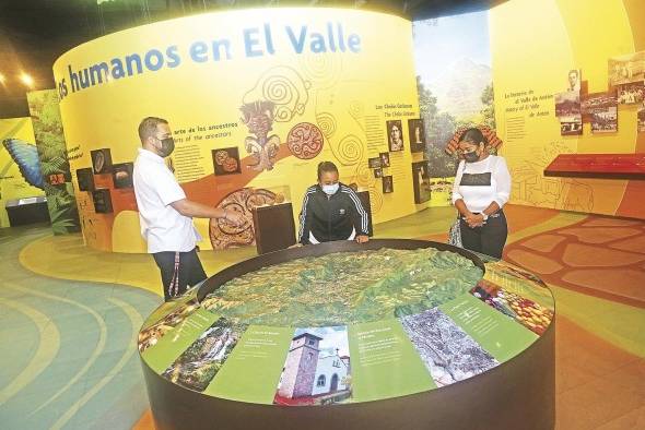 El Valle está rodeado de cerros cubiertos de bosques lluviosos.