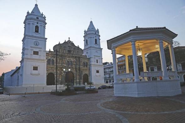 La Basílica Metropolitana se ubica en el Casco Antiguo.