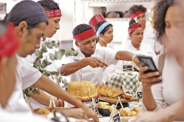 Jóvenes panameños que se capacitan en el Programa de Asistentes para Chefs JUPÁ ofrecieron una degustación al finalizar su curso de panadería.