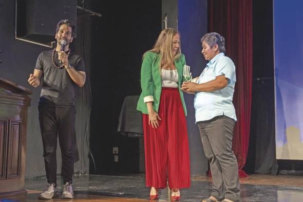 Entrega del reconocimiento a Elsa Martínez