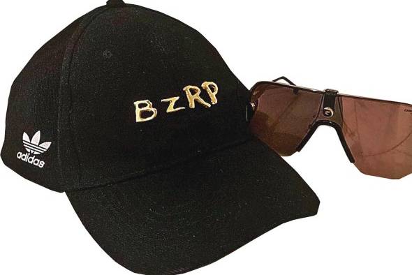 Los lentes de sol y gorra característicos de Bizzarap