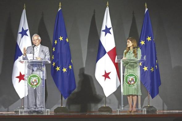 La canciller Erika Mouynes junto al alto representante de la UE para Asuntos Exteriores, Josep Borrell.