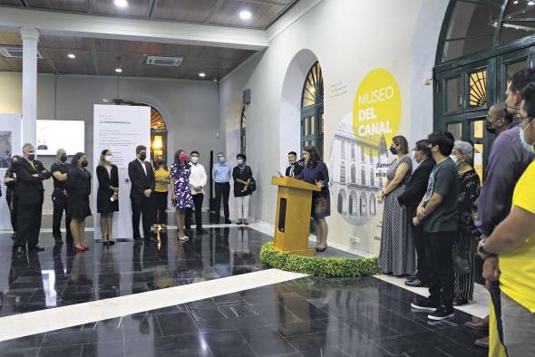 La Dra. Marixa Lasso se dirige al público durante la inauguración de la exhibición.