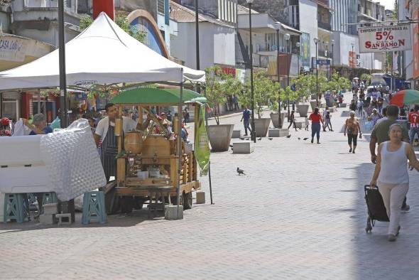 La peatonal va recobrando su aspecto anterior a la temporada decembrina.