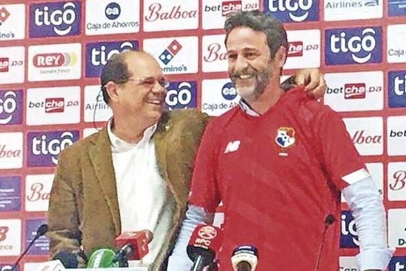 El técnico danés-español durante la conferencia de prensa junto con el presidente de la Fepafut, Manuel Arias.