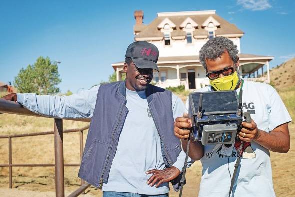 Daniel Kaluuya (i) y el director Jordan Peele, durante el rodaje de una escena.