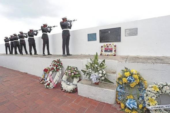 La Fundación para la Preservación del Patrimonio Histórico del Casco Antiguo conmemoró los 118 años del fusilamiento de Victoriano Lorenzo en la plaza de Francia.