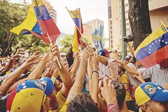 Fotografía del 24 de junio del 2023. Personas durante un acto político en Caracas.