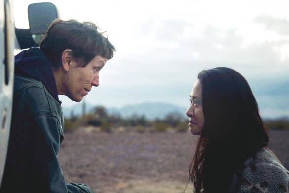 Fotografía cedida el pasado viernes por 20th Century Studios en la que se registró a la actriz Frances McDormand y a la directora Chloé Zhao durante el rodaje de una escena de la película 'Nomadland'.