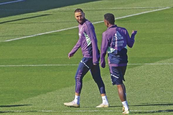 Karim Benzema (i) junto a Vinicius Jr (d). durante un entrenamiento.