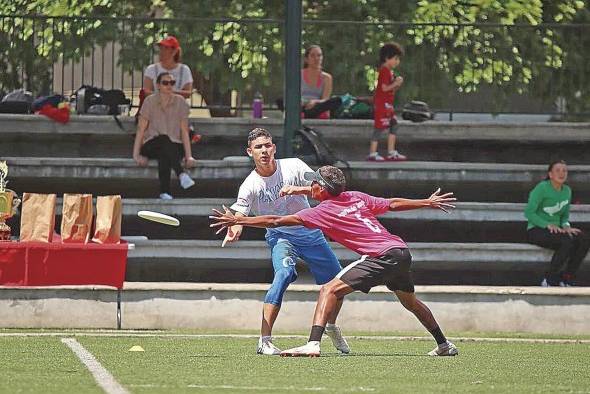 El 'ultimate' se juega en un campo rectangular con dos zonas de anotación o 'endzones'.