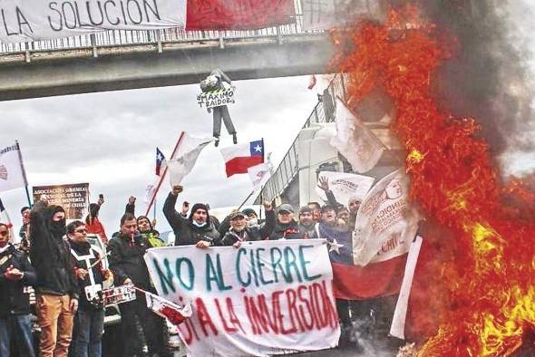 Trabajadores de la fundición de Codelco, situada en la localidad de Ventanas.