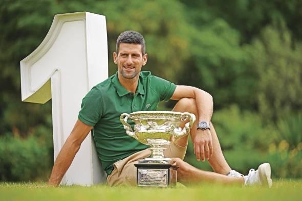 Novak Djokovic mientras posa con el trofeo del Abierto de Australia.