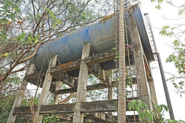 Tanques de reserva de agua, en la desidia