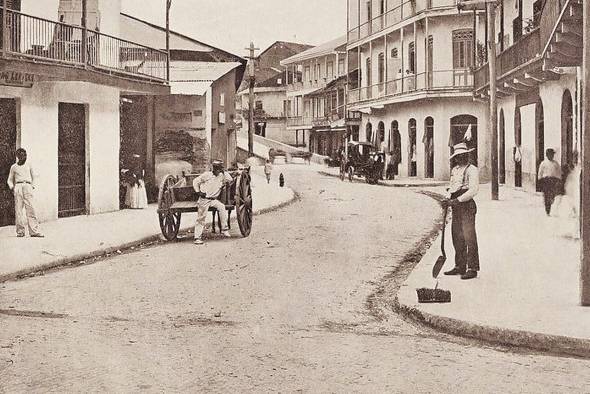 Avenida Norte, ciudad de Panamá en 1907. Una vez iniciados los trabajos para la construcción del Canal, los estadounidenses se encargaron de la pavimentación de las calles del centro urbano existente para esa fecha.