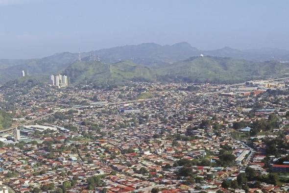 Vista de la línea 1 del Metro en su recorrido por San Miguelito. La planificación urbana debe traspasar la elaboración de normativas y la construcción de infraestructura para convertirse en un instrumento de gestión de la ciudad, que aborde de forma integral las necesidades urbanas, el potencial de desarrollo de una zona y la participación ciudadana.