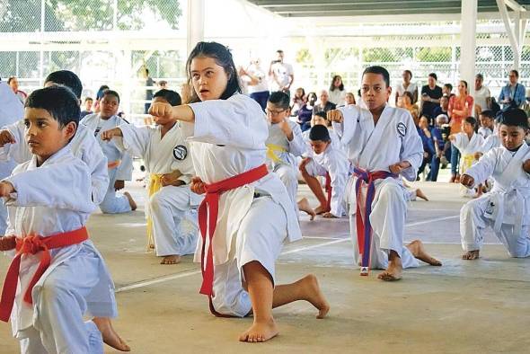 Yenis Lanzas González en sus clases de karate