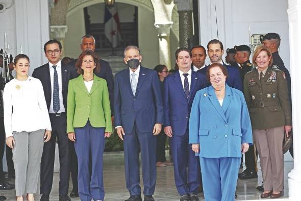 La secretaria de Comercio de Estados Unidos, Gina Raimondo (verde), y el presidente de la República, Laurentino Cortizo, tras la reunión celebrada este jueves en la Presidencia, junto a varias autoridades de ambos países.