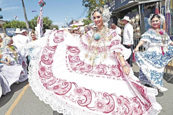 Una mujer luce la pollera en el desfile.