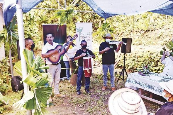 El folclor y las tradiciones en las comunidades también son parte del turismo sostenible