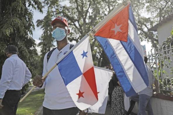 Manifestantes de grupos que respaldan la revolución cubana en la embajada de la isla caribeña en Panamá