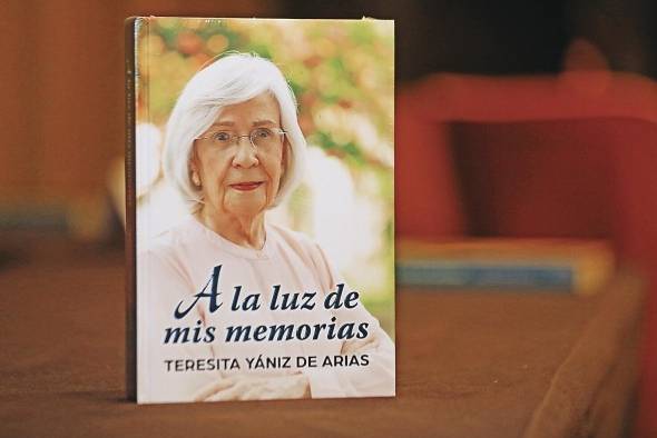 Portada del libro 'A la luz de mis memorias'.