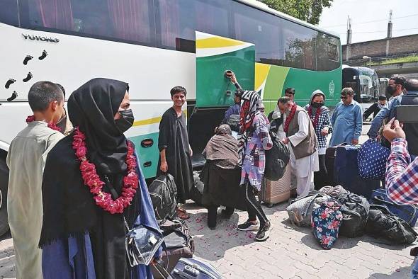 Las jugadoras y sus familiares llegaron a la ciudad oriental de Lahore este miércoles.