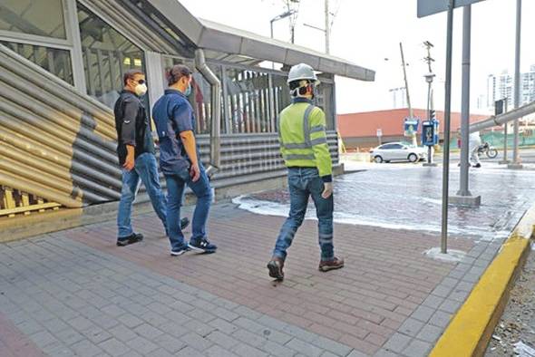 Contra el COVID-19, agua y jabón hasta en las calles