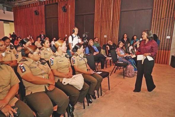 La ministra de Cultura, Giselle González Villarrué, inauguró el evento con una 'master class' sobre marca personal.