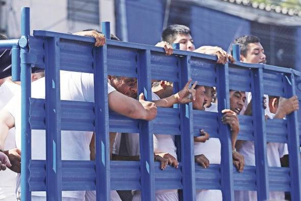 Supuestos pandilleros detenidos durante el estado de excepción son trasladados a una cárcel de San Salvador (El Salvador), en una fotografía de archivo.