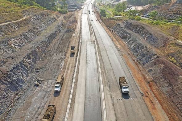 La vía contará con 8 carriles en la troncal principal, distribuidos en cuatro de ida hacia la ciudad y cuatro de vuelta hacia Panamá Oeste.