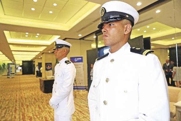 Jóvenes cadetes de marina durante la primera cumbre Lammis 2023.