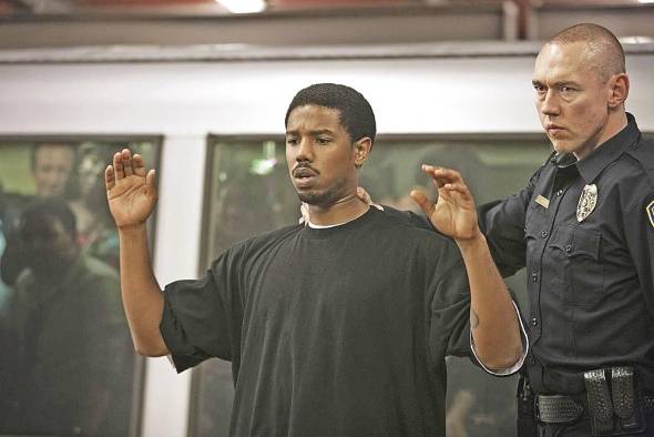 <strong>Estación Fruitvale (2013)</strong> Narra el último día en la vida de Oscar Grant (Michael B. Jordan), un joven de 22 años que, tras verse envuelto en una pelea durante la Nochevieja de 2008, es detenido por varios policías. La cinta nos traslada a los momentos anteriores a que un policía del sistema de transporte público de alta velocidad en la estación Fruitvale, le disparara mortalmente.