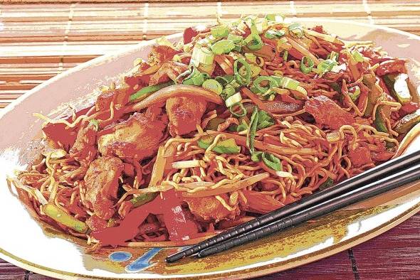 Chow mein No es un plato típico, pero es de los más consumidos popularmente. Lo trajeron los chinos.