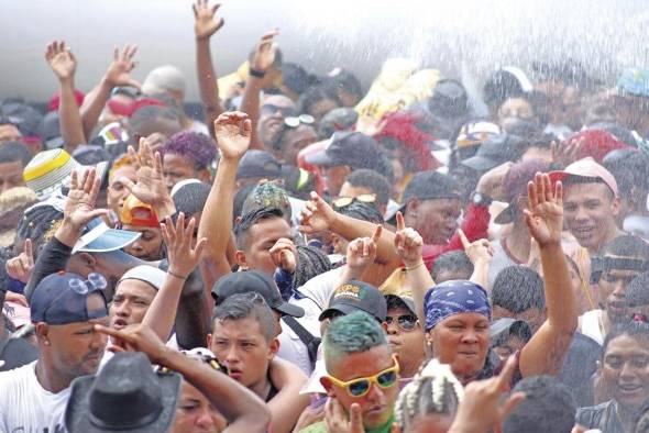 '¡Agua!' es lo que pide la gente.