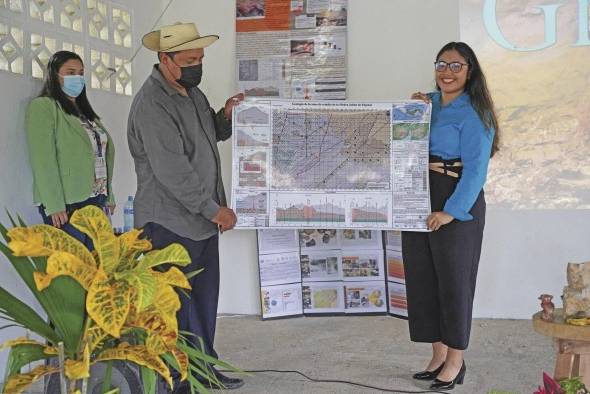 Entrega del mapa geológico al representante del corregimiento de Pajonal, Eduardo Rodríguez.