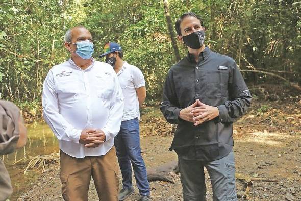 El ministro de Ambiente, Milciades Concepción, junto al administrador de la ATP, Iván Eskildsen, en el lanzamiento de los 1,000 km de senderos en el camino del oleoducto.