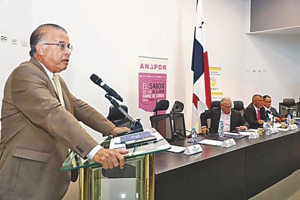 El ministro del Mida, Augusto Valderrama, durante la instalación de la comisión.