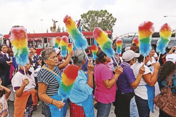 Fotografía de archivo fechada el 8 de marzo de 2016 de trabajadoras domésticas mientras participan en una manifestación para conmemorar el Día Internacional de la Mujer, en ciudad de Guatemala.