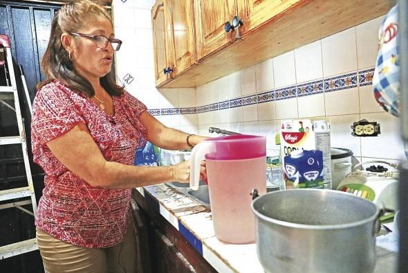 Margaret Domínguez recicla agua. La de los platos la usa para bañar el perro o limpiar el piso de la casa. Ese es su diario vivir, sin agua.