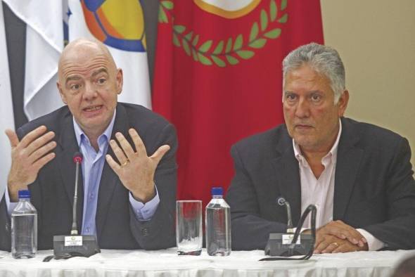 El presidente de la FIFA, Gianni Infantino (i), y Pedro Chaluja (d), presidente de la Unión Centroamericana de Fútbol (UNCAF)