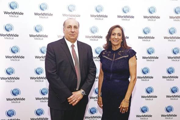 Zanoni Selig, chairman de WorldWide Group, y Betty de Cyjon, gerente general de WorldWide Medical