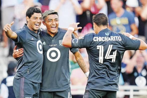 Javier Hernández, Carlos Vela y Julián Araujo durante el juego del All-Star 2022 ante la Liga MX.