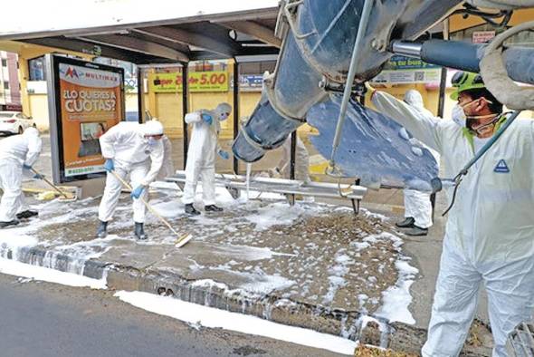 Contra el COVID-19, agua y jabón hasta en las calles