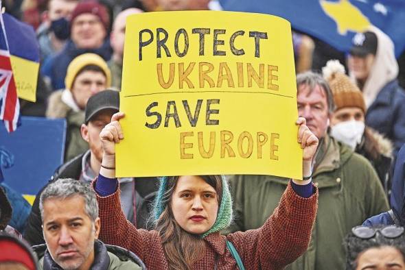 Una mujer sostiene una pancarta mientras participa en una manifestación en Trafalgar Square, en el centro de Londres, el 5 de marzo de 2022.