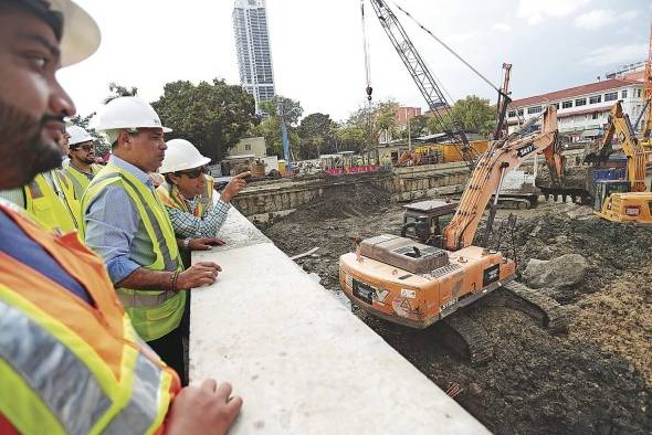 El ministro de Salud, Luis Francisco Sucre, inspeccionó la construcción del nuevo Hospital del Niño.